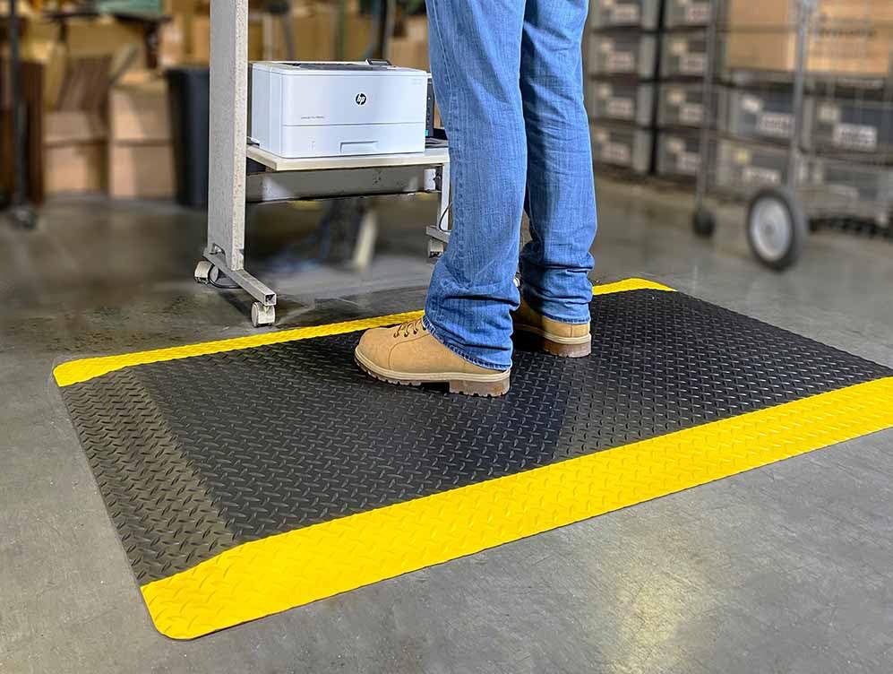 Wearwell 414.1516x2x4BYL Diamond-Plate SpongeCote UltraSoft Mat, 4' Length x 2' Width x 15/16" Thick, Black with Yellow - Lumora Desk