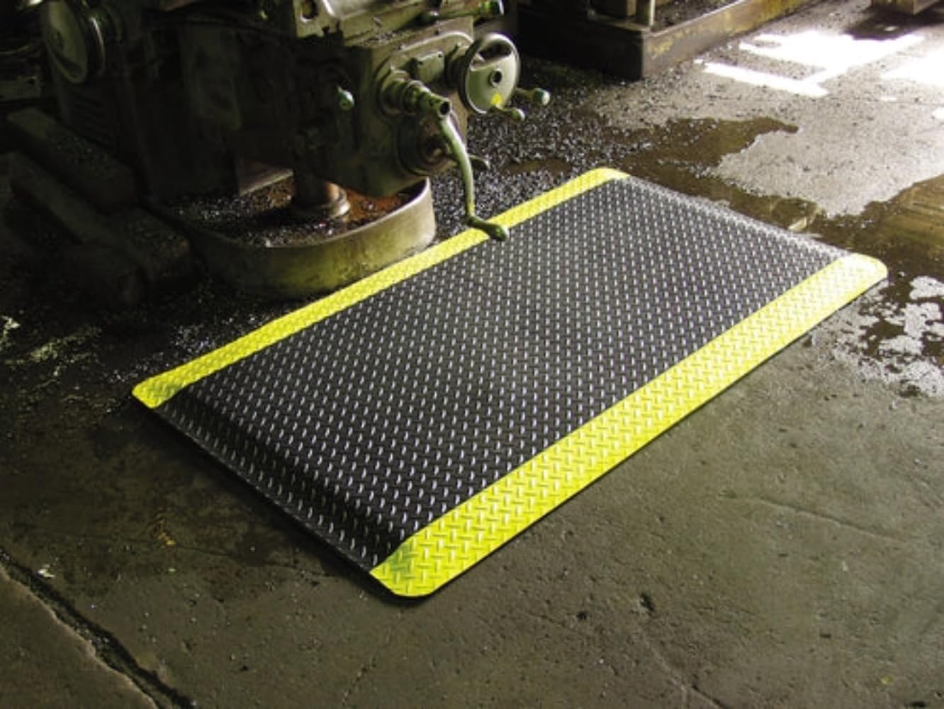 American Classic Diamond Plate Anti-Fatigue Black/Yellow Mat, Industrial Ergonomic Comfort Standing Mat for Work, Home, Garage, 9/16" Thick, Free 16” x 18” x 0.75” Knee Pad, Made in USA (3'x5')