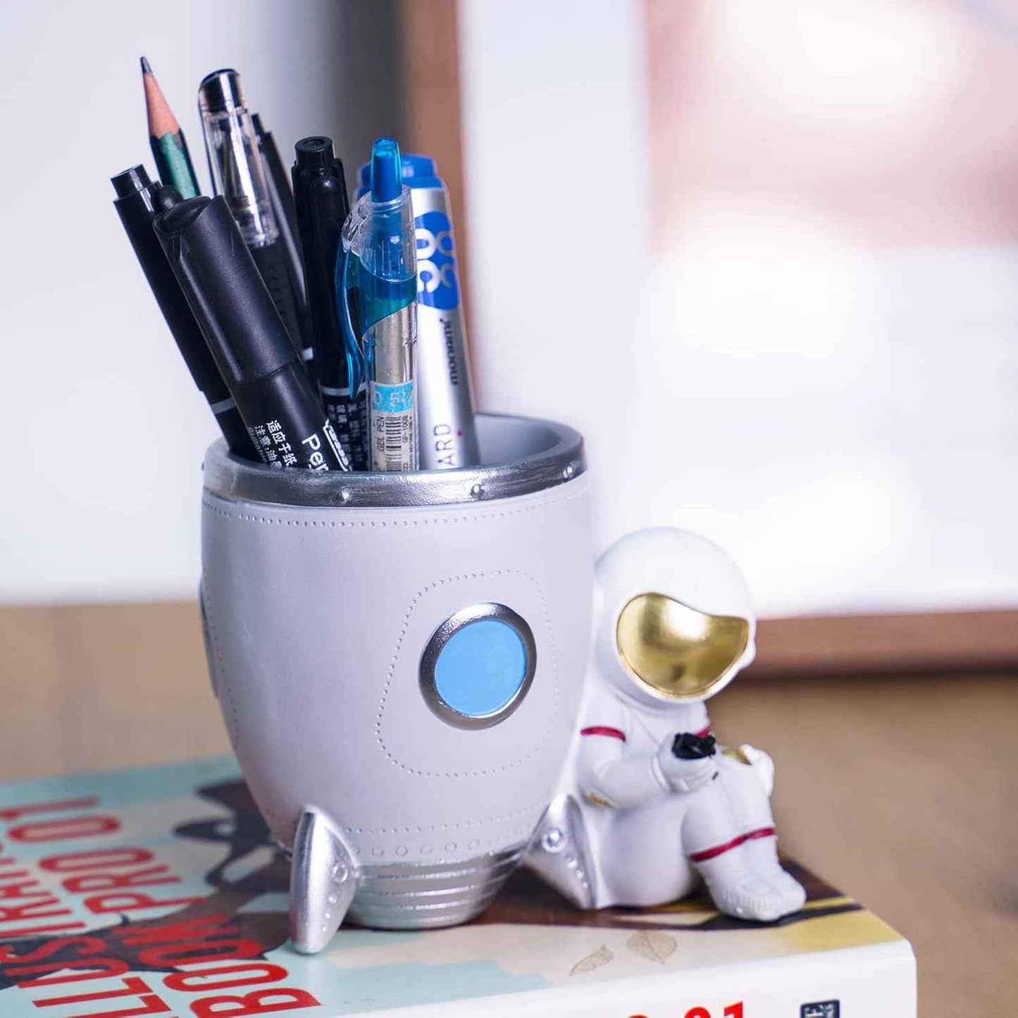 Kimdio Pen Holder, Astronaut Stand for Desk Pencil Holder, Resin Desk Organizer Decorative Accessories Ideal Gift for Office, Classroom, Home