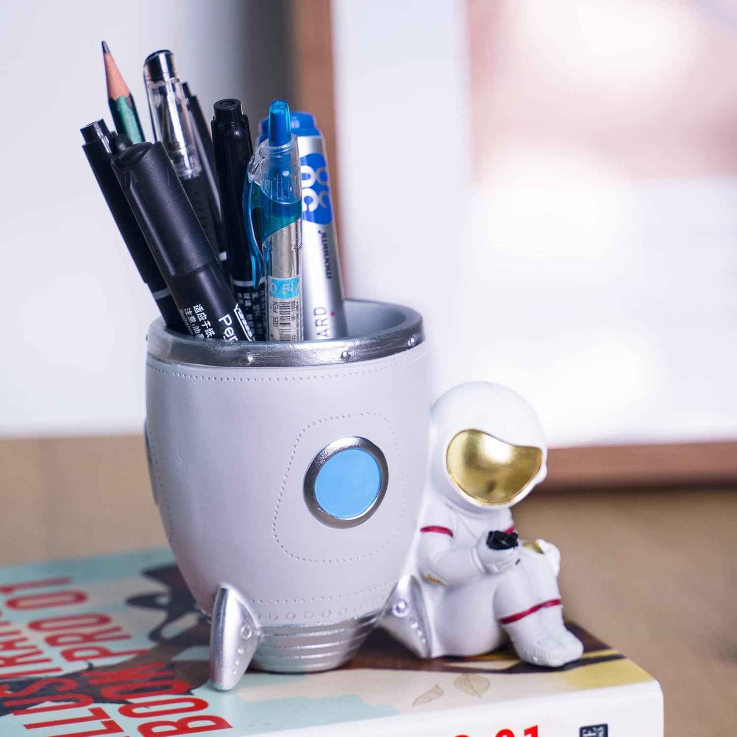 Kimdio Pen Holder, Astronaut Stand for Desk Pencil Holder, Resin Desk Organizer Decorative Accessories Ideal Gift for Office, Classroom, Home