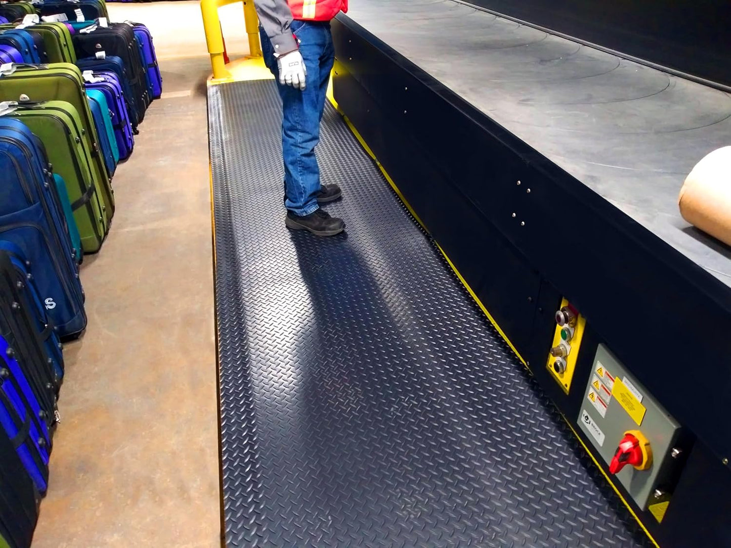 American Classic Diamond Plate Anti-Fatigue Black Mat, Industrial Ergonomic Comfort Standing Mat for Work, Home, Garage, Office, 9/16" Thick, Free 16” x 18” x 0.75” Knee Pad, Made in USA (4'x12')