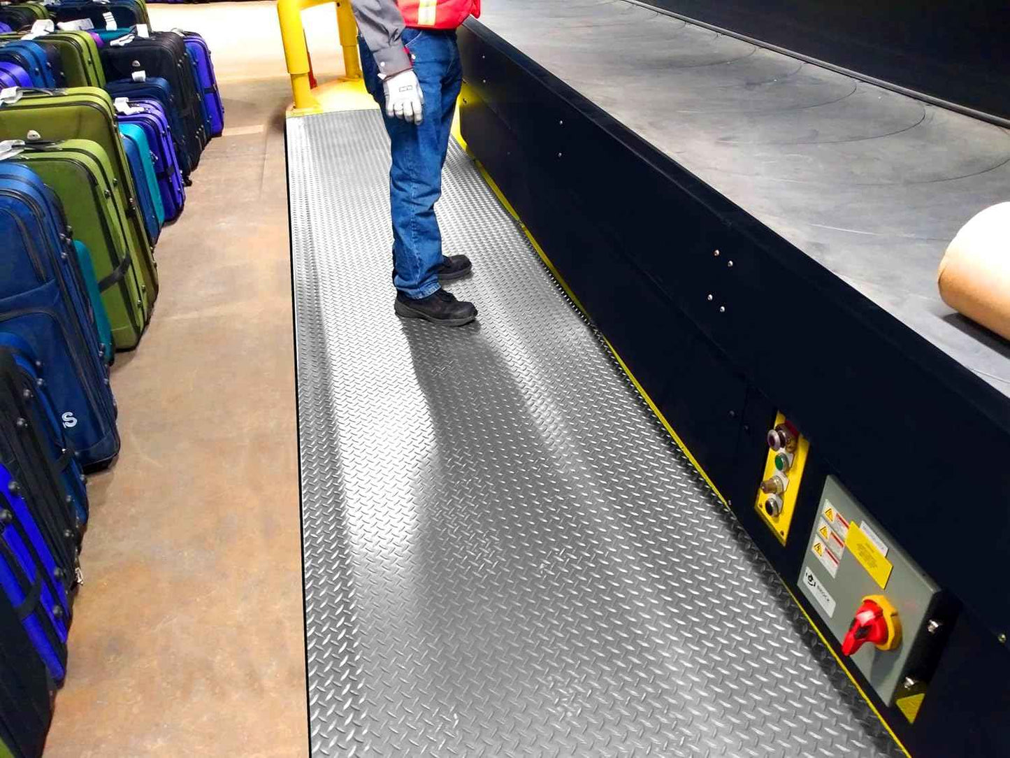 American Classic Diamond Plate Anti-Fatigue Gray Mat, Industrial Ergonomic Comfort Standing Mat for Work, Home, Garage, Office, 9/16" Thick, Free 16” x 18” x 0.75” Knee Pad, Made in USA (4'x6')